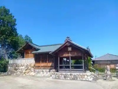 神明神社の{uncategorized: "未分類", other: "その他", undefined: "問題あり", building: "その他建物", grave: "お墓", sacred_gate: "鳥居", guardian: "狛犬", statue: "像", buddha: "仏像", history: "歴史", nature: "自然", garden: "庭園", animal: "動物", pagoda: "塔", temizu: "手水舎", mountain_gate: "山門・神門", sanctuary: "本殿・本堂", subordinate: "末社・摂社", art: "芸術", scenery: "景色", jizo: "地蔵", ema: "絵馬", goshuin: "御朱印", omikuji: "おみくじ", items: "授与品その他", amulet: "お守り", goshuincho: "御朱印帳", eats: "食事", festival: "お祭り", votive_dance: "神楽", shichigosan: "七五三参", wedding: "結婚式", experience: "体験その他", initially: "初詣", around: "周辺", anti_infection: "感染症対策"}
