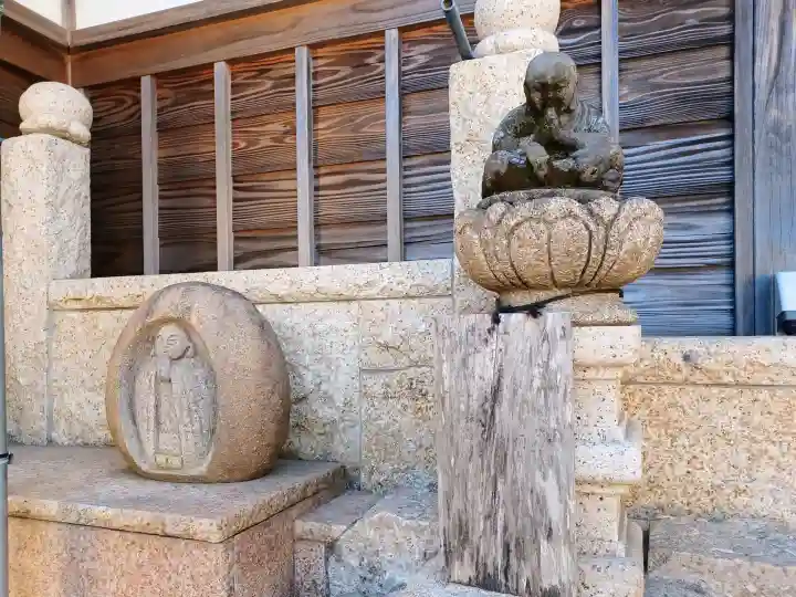 無量寺の{uncategorized: "未分類", other: "その他", undefined: "問題あり", building: "その他建物", grave: "お墓", sacred_gate: "鳥居", guardian: "狛犬", statue: "像", buddha: "仏像", history: "歴史", nature: "自然", garden: "庭園", animal: "動物", pagoda: "塔", temizu: "手水舎", mountain_gate: "山門・神門", sanctuary: "本殿・本堂", subordinate: "末社・摂社", art: "芸術", scenery: "景色", jizo: "地蔵", ema: "絵馬", goshuin: "御朱印", omikuji: "おみくじ", items: "授与品その他", amulet: "お守り", goshuincho: "御朱印帳", eats: "食事", festival: "お祭り", votive_dance: "神楽", shichigosan: "七五三参", wedding: "結婚式", experience: "体験その他", initially: "初詣", around: "周辺", anti_infection: "感染症対策"}