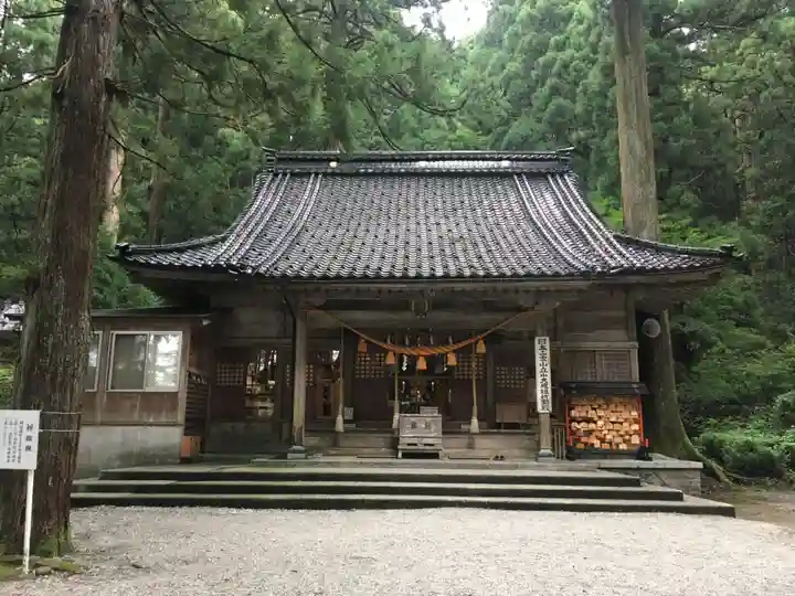 雄山神社中宮祈願殿の本殿・本堂