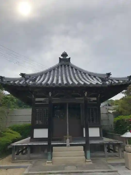 八浄寺の{uncategorized: "未分類", other: "その他", undefined: "問題あり", building: "その他建物", grave: "お墓", sacred_gate: "鳥居", guardian: "狛犬", statue: "像", buddha: "仏像", history: "歴史", nature: "自然", garden: "庭園", animal: "動物", pagoda: "塔", temizu: "手水舎", mountain_gate: "山門・神門", sanctuary: "本殿・本堂", subordinate: "末社・摂社", art: "芸術", scenery: "景色", jizo: "地蔵", ema: "絵馬", goshuin: "御朱印", omikuji: "おみくじ", items: "授与品その他", amulet: "お守り", goshuincho: "御朱印帳", eats: "食事", festival: "お祭り", votive_dance: "神楽", shichigosan: "七五三参", wedding: "結婚式", experience: "体験その他", initially: "初詣", around: "周辺", anti_infection: "感染症対策"}