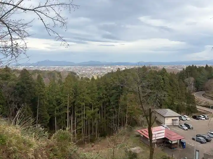 春日山神社の{uncategorized: "未分類", other: "その他", undefined: "問題あり", building: "その他建物", grave: "お墓", sacred_gate: "鳥居", guardian: "狛犬", statue: "像", buddha: "仏像", history: "歴史", nature: "自然", garden: "庭園", animal: "動物", pagoda: "塔", temizu: "手水舎", mountain_gate: "山門・神門", sanctuary: "本殿・本堂", subordinate: "末社・摂社", art: "芸術", scenery: "景色", jizo: "地蔵", ema: "絵馬", goshuin: "御朱印", omikuji: "おみくじ", items: "授与品その他", amulet: "お守り", goshuincho: "御朱印帳", eats: "食事", festival: "お祭り", votive_dance: "神楽", shichigosan: "七五三参", wedding: "結婚式", experience: "体験その他", initially: "初詣", around: "周辺", anti_infection: "感染症対策"}
