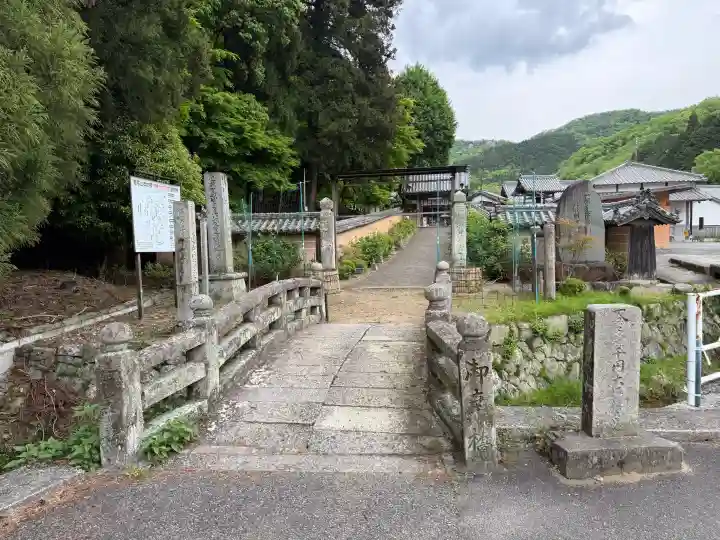 弥勒寺の{uncategorized: "未分類", other: "その他", undefined: "問題あり", building: "その他建物", grave: "お墓", sacred_gate: "鳥居", guardian: "狛犬", statue: "像", buddha: "仏像", history: "歴史", nature: "自然", garden: "庭園", animal: "動物", pagoda: "塔", temizu: "手水舎", mountain_gate: "山門・神門", sanctuary: "本殿・本堂", subordinate: "末社・摂社", art: "芸術", scenery: "景色", jizo: "地蔵", ema: "絵馬", goshuin: "御朱印", omikuji: "おみくじ", items: "授与品その他", amulet: "お守り", goshuincho: "御朱印帳", eats: "食事", festival: "お祭り", votive_dance: "神楽", shichigosan: "七五三参", wedding: "結婚式", experience: "体験その他", initially: "初詣", around: "周辺", anti_infection: "感染症対策"}