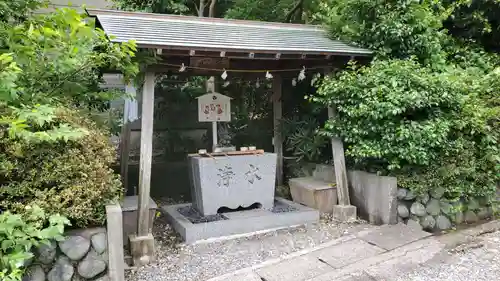 赤尾渋垂郡辺神社の手水