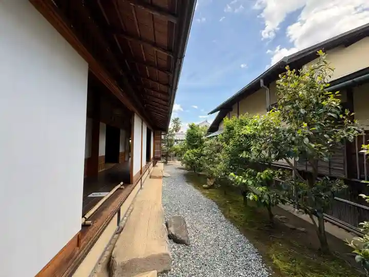 総見院の{uncategorized: "未分類", other: "その他", undefined: "問題あり", building: "その他建物", grave: "お墓", sacred_gate: "鳥居", guardian: "狛犬", statue: "像", buddha: "仏像", history: "歴史", nature: "自然", garden: "庭園", animal: "動物", pagoda: "塔", temizu: "手水舎", mountain_gate: "山門・神門", sanctuary: "本殿・本堂", subordinate: "末社・摂社", art: "芸術", scenery: "景色", jizo: "地蔵", ema: "絵馬", goshuin: "御朱印", omikuji: "おみくじ", items: "授与品その他", amulet: "お守り", goshuincho: "御朱印帳", eats: "食事", festival: "お祭り", votive_dance: "神楽", shichigosan: "七五三参", wedding: "結婚式", experience: "体験その他", initially: "初詣", around: "周辺", anti_infection: "感染症対策"}