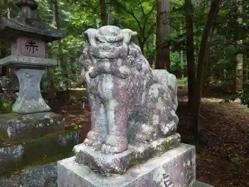 赤城神社(三夜沢町)の狛犬