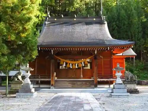 穂高神社本宮の本殿