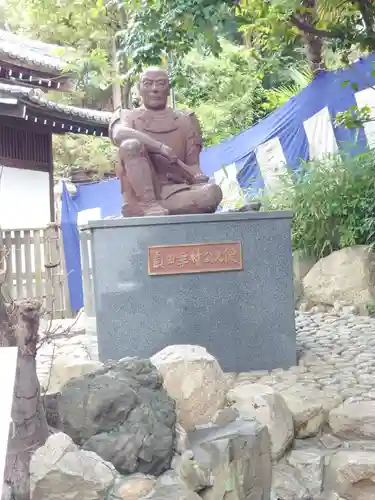 安居神社の像