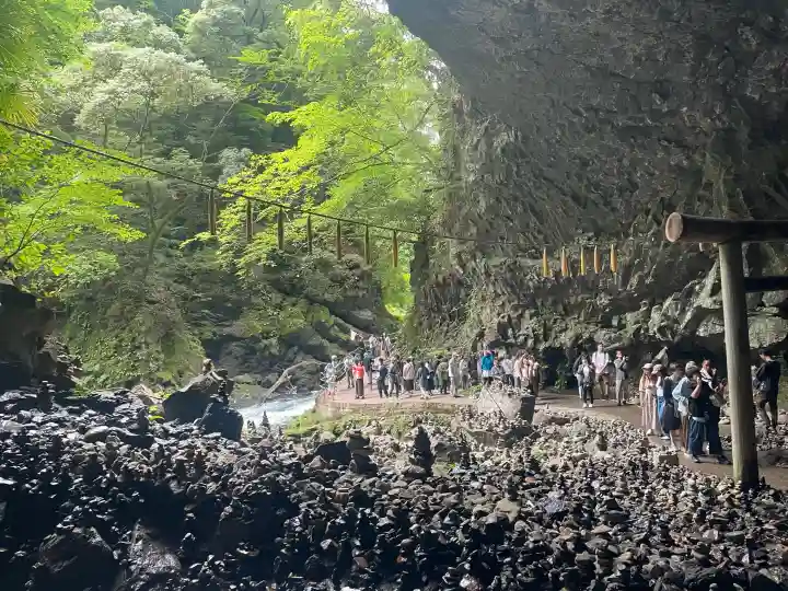 天安河原宮の{uncategorized: "未分類", other: "その他", undefined: "問題あり", building: "その他建物", grave: "お墓", sacred_gate: "鳥居", guardian: "狛犬", statue: "像", buddha: "仏像", history: "歴史", nature: "自然", garden: "庭園", animal: "動物", pagoda: "塔", temizu: "手水舎", mountain_gate: "山門・神門", sanctuary: "本殿・本堂", subordinate: "末社・摂社", art: "芸術", scenery: "景色", jizo: "地蔵", ema: "絵馬", goshuin: "御朱印", omikuji: "おみくじ", items: "授与品その他", amulet: "お守り", goshuincho: "御朱印帳", eats: "食事", festival: "お祭り", votive_dance: "神楽", shichigosan: "七五三参", wedding: "結婚式", experience: "体験その他", initially: "初詣", around: "周辺", anti_infection: "感染症対策"}