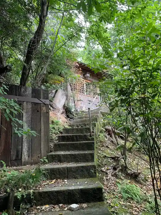 稲荷神社の{uncategorized: "未分類", other: "その他", undefined: "問題あり", building: "その他建物", grave: "お墓", sacred_gate: "鳥居", guardian: "狛犬", statue: "像", buddha: "仏像", history: "歴史", nature: "自然", garden: "庭園", animal: "動物", pagoda: "塔", temizu: "手水舎", mountain_gate: "山門・神門", sanctuary: "本殿・本堂", subordinate: "末社・摂社", art: "芸術", scenery: "景色", jizo: "地蔵", ema: "絵馬", goshuin: "御朱印", omikuji: "おみくじ", items: "授与品その他", amulet: "お守り", goshuincho: "御朱印帳", eats: "食事", festival: "お祭り", votive_dance: "神楽", shichigosan: "七五三参", wedding: "結婚式", experience: "体験その他", initially: "初詣", around: "周辺", anti_infection: "感染症対策"}