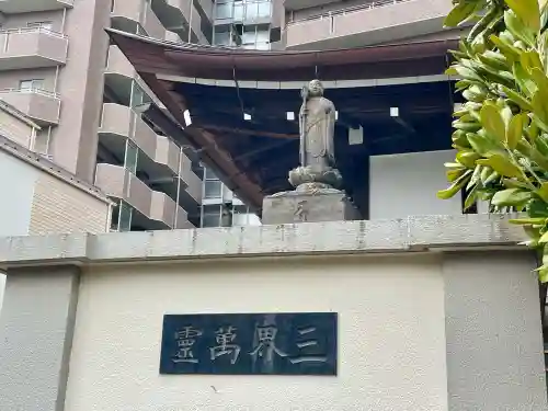龍光寺の{uncategorized: "未分類", other: "その他", undefined: "問題あり", building: "その他建物", grave: "お墓", sacred_gate: "鳥居", guardian: "狛犬", statue: "像", buddha: "仏像", history: "歴史", nature: "自然", garden: "庭園", animal: "動物", pagoda: "塔", temizu: "手水舎", mountain_gate: "山門・神門", sanctuary: "本殿・本堂", subordinate: "末社・摂社", art: "芸術", scenery: "景色", jizo: "地蔵", ema: "絵馬", goshuin: "御朱印", omikuji: "おみくじ", items: "授与品その他", amulet: "お守り", goshuincho: "御朱印帳", eats: "食事", festival: "お祭り", votive_dance: "神楽", shichigosan: "七五三参", wedding: "結婚式", experience: "体験その他", initially: "初詣", around: "周辺", anti_infection: "感染症対策"}