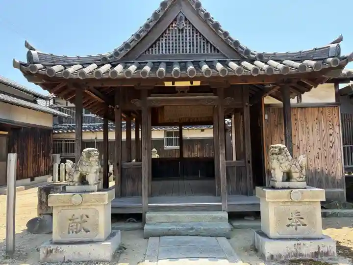 神明神社の{uncategorized: "未分類", other: "その他", undefined: "問題あり", building: "その他建物", grave: "お墓", sacred_gate: "鳥居", guardian: "狛犬", statue: "像", buddha: "仏像", history: "歴史", nature: "自然", garden: "庭園", animal: "動物", pagoda: "塔", temizu: "手水舎", mountain_gate: "山門・神門", sanctuary: "本殿・本堂", subordinate: "末社・摂社", art: "芸術", scenery: "景色", jizo: "地蔵", ema: "絵馬", goshuin: "御朱印", omikuji: "おみくじ", items: "授与品その他", amulet: "お守り", goshuincho: "御朱印帳", eats: "食事", festival: "お祭り", votive_dance: "神楽", shichigosan: "七五三参", wedding: "結婚式", experience: "体験その他", initially: "初詣", around: "周辺", anti_infection: "感染症対策"}