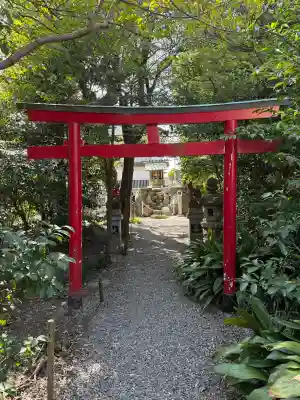 玉三稲荷神社の{uncategorized: "未分類", other: "その他", undefined: "問題あり", building: "その他建物", grave: "お墓", sacred_gate: "鳥居", guardian: "狛犬", statue: "像", buddha: "仏像", history: "歴史", nature: "自然", garden: "庭園", animal: "動物", pagoda: "塔", temizu: "手水舎", mountain_gate: "山門・神門", sanctuary: "本殿・本堂", subordinate: "末社・摂社", art: "芸術", scenery: "景色", jizo: "地蔵", ema: "絵馬", goshuin: "御朱印", omikuji: "おみくじ", items: "授与品その他", amulet: "お守り", goshuincho: "御朱印帳", eats: "食事", festival: "お祭り", votive_dance: "神楽", shichigosan: "七五三参", wedding: "結婚式", experience: "体験その他", initially: "初詣", around: "周辺", anti_infection: "感染症対策"}