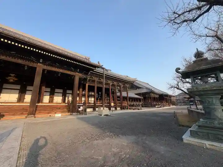 本願寺(西本願寺)の{uncategorized: "未分類", other: "その他", undefined: "問題あり", building: "その他建物", grave: "お墓", sacred_gate: "鳥居", guardian: "狛犬", statue: "像", buddha: "仏像", history: "歴史", nature: "自然", garden: "庭園", animal: "動物", pagoda: "塔", temizu: "手水舎", mountain_gate: "山門・神門", sanctuary: "本殿・本堂", subordinate: "末社・摂社", art: "芸術", scenery: "景色", jizo: "地蔵", ema: "絵馬", goshuin: "御朱印", omikuji: "おみくじ", items: "授与品その他", amulet: "お守り", goshuincho: "御朱印帳", eats: "食事", festival: "お祭り", votive_dance: "神楽", shichigosan: "七五三参", wedding: "結婚式", experience: "体験その他", initially: "初詣", around: "周辺", anti_infection: "感染症対策"}