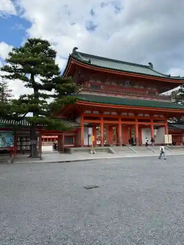 平安神宮の{uncategorized: "未分類", other: "その他", undefined: "問題あり", building: "その他建物", grave: "お墓", sacred_gate: "鳥居", guardian: "狛犬", statue: "像", buddha: "仏像", history: "歴史", nature: "自然", garden: "庭園", animal: "動物", pagoda: "塔", temizu: "手水舎", mountain_gate: "山門・神門", sanctuary: "本殿・本堂", subordinate: "末社・摂社", art: "芸術", scenery: "景色", jizo: "地蔵", ema: "絵馬", goshuin: "御朱印", omikuji: "おみくじ", items: "授与品その他", amulet: "お守り", goshuincho: "御朱印帳", eats: "食事", festival: "お祭り", votive_dance: "神楽", shichigosan: "七五三参", wedding: "結婚式", experience: "体験その他", initially: "初詣", around: "周辺", anti_infection: "感染症対策"}
