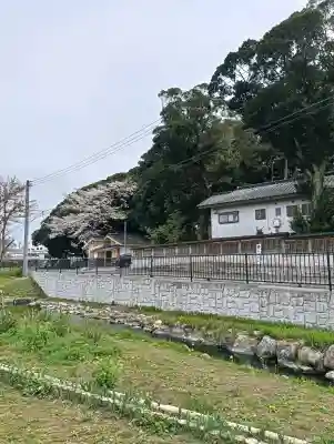 泉神社の{uncategorized: "未分類", other: "その他", undefined: "問題あり", building: "その他建物", grave: "お墓", sacred_gate: "鳥居", guardian: "狛犬", statue: "像", buddha: "仏像", history: "歴史", nature: "自然", garden: "庭園", animal: "動物", pagoda: "塔", temizu: "手水舎", mountain_gate: "山門・神門", sanctuary: "本殿・本堂", subordinate: "末社・摂社", art: "芸術", scenery: "景色", jizo: "地蔵", ema: "絵馬", goshuin: "御朱印", omikuji: "おみくじ", items: "授与品その他", amulet: "お守り", goshuincho: "御朱印帳", eats: "食事", festival: "お祭り", votive_dance: "神楽", shichigosan: "七五三参", wedding: "結婚式", experience: "体験その他", initially: "初詣", around: "周辺", anti_infection: "感染症対策"}