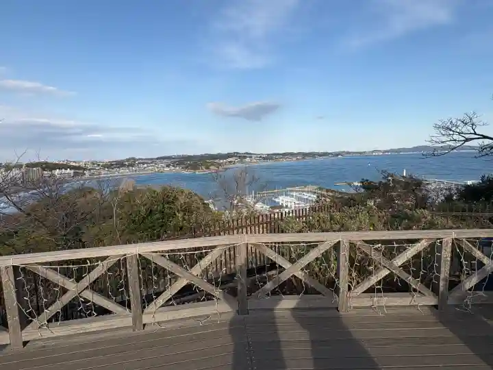江島神社の{uncategorized: "未分類", other: "その他", undefined: "問題あり", building: "その他建物", grave: "お墓", sacred_gate: "鳥居", guardian: "狛犬", statue: "像", buddha: "仏像", history: "歴史", nature: "自然", garden: "庭園", animal: "動物", pagoda: "塔", temizu: "手水舎", mountain_gate: "山門・神門", sanctuary: "本殿・本堂", subordinate: "末社・摂社", art: "芸術", scenery: "景色", jizo: "地蔵", ema: "絵馬", goshuin: "御朱印", omikuji: "おみくじ", items: "授与品その他", amulet: "お守り", goshuincho: "御朱印帳", eats: "食事", festival: "お祭り", votive_dance: "神楽", shichigosan: "七五三参", wedding: "結婚式", experience: "体験その他", initially: "初詣", around: "周辺", anti_infection: "感染症対策"}