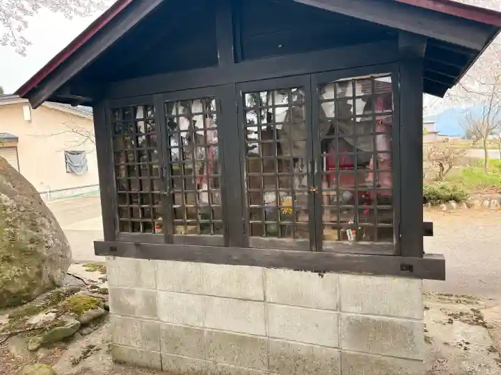 熊野神社の{uncategorized: "未分類", other: "その他", undefined: "問題あり", building: "その他建物", grave: "お墓", sacred_gate: "鳥居", guardian: "狛犬", statue: "像", buddha: "仏像", history: "歴史", nature: "自然", garden: "庭園", animal: "動物", pagoda: "塔", temizu: "手水舎", mountain_gate: "山門・神門", sanctuary: "本殿・本堂", subordinate: "末社・摂社", art: "芸術", scenery: "景色", jizo: "地蔵", ema: "絵馬", goshuin: "御朱印", omikuji: "おみくじ", items: "授与品その他", amulet: "お守り", goshuincho: "御朱印帳", eats: "食事", festival: "お祭り", votive_dance: "神楽", shichigosan: "七五三参", wedding: "結婚式", experience: "体験その他", initially: "初詣", around: "周辺", anti_infection: "感染症対策"}