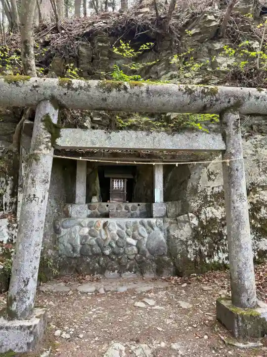 三峯神社の{uncategorized: "未分類", other: "その他", undefined: "問題あり", building: "その他建物", grave: "お墓", sacred_gate: "鳥居", guardian: "狛犬", statue: "像", buddha: "仏像", history: "歴史", nature: "自然", garden: "庭園", animal: "動物", pagoda: "塔", temizu: "手水舎", mountain_gate: "山門・神門", sanctuary: "本殿・本堂", subordinate: "末社・摂社", art: "芸術", scenery: "景色", jizo: "地蔵", ema: "絵馬", goshuin: "御朱印", omikuji: "おみくじ", items: "授与品その他", amulet: "お守り", goshuincho: "御朱印帳", eats: "食事", festival: "お祭り", votive_dance: "神楽", shichigosan: "七五三参", wedding: "結婚式", experience: "体験その他", initially: "初詣", around: "周辺", anti_infection: "感染症対策"}