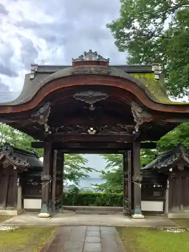 西教寺の山門