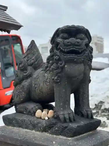 札幌諏訪神社の{uncategorized: "未分類", other: "その他", undefined: "問題あり", building: "その他建物", grave: "お墓", sacred_gate: "鳥居", guardian: "狛犬", statue: "像", buddha: "仏像", history: "歴史", nature: "自然", garden: "庭園", animal: "動物", pagoda: "塔", temizu: "手水舎", mountain_gate: "山門・神門", sanctuary: "本殿・本堂", subordinate: "末社・摂社", art: "芸術", scenery: "景色", jizo: "地蔵", ema: "絵馬", goshuin: "御朱印", omikuji: "おみくじ", items: "授与品その他", amulet: "お守り", goshuincho: "御朱印帳", eats: "食事", festival: "お祭り", votive_dance: "神楽", shichigosan: "七五三参", wedding: "結婚式", experience: "体験その他", initially: "初詣", around: "周辺", anti_infection: "感染症対策"}