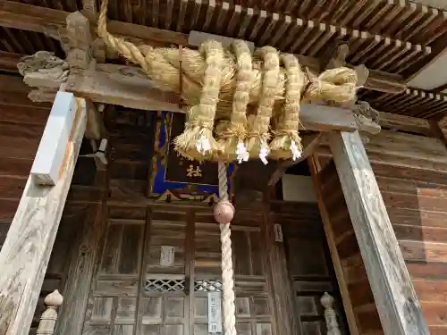 諏訪神社の{uncategorized: "未分類", other: "その他", undefined: "問題あり", building: "その他建物", grave: "お墓", sacred_gate: "鳥居", guardian: "狛犬", statue: "像", buddha: "仏像", history: "歴史", nature: "自然", garden: "庭園", animal: "動物", pagoda: "塔", temizu: "手水舎", mountain_gate: "山門・神門", sanctuary: "本殿・本堂", subordinate: "末社・摂社", art: "芸術", scenery: "景色", jizo: "地蔵", ema: "絵馬", goshuin: "御朱印", omikuji: "おみくじ", items: "授与品その他", amulet: "お守り", goshuincho: "御朱印帳", eats: "食事", festival: "お祭り", votive_dance: "神楽", shichigosan: "七五三参", wedding: "結婚式", experience: "体験その他", initially: "初詣", around: "周辺", anti_infection: "感染症対策"}