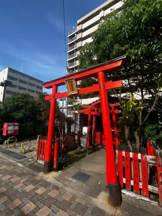 三ツ梅稲荷大神の{uncategorized: "未分類", other: "その他", undefined: "問題あり", building: "その他建物", grave: "お墓", sacred_gate: "鳥居", guardian: "狛犬", statue: "像", buddha: "仏像", history: "歴史", nature: "自然", garden: "庭園", animal: "動物", pagoda: "塔", temizu: "手水舎", mountain_gate: "山門・神門", sanctuary: "本殿・本堂", subordinate: "末社・摂社", art: "芸術", scenery: "景色", jizo: "地蔵", ema: "絵馬", goshuin: "御朱印", omikuji: "おみくじ", items: "授与品その他", amulet: "お守り", goshuincho: "御朱印帳", eats: "食事", festival: "お祭り", votive_dance: "神楽", shichigosan: "七五三参", wedding: "結婚式", experience: "体験その他", initially: "初詣", around: "周辺", anti_infection: "感染症対策"}