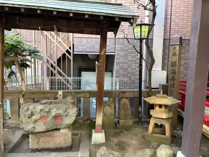 五柱稲荷神社の{uncategorized: "未分類", other: "その他", undefined: "問題あり", building: "その他建物", grave: "お墓", sacred_gate: "鳥居", guardian: "狛犬", statue: "像", buddha: "仏像", history: "歴史", nature: "自然", garden: "庭園", animal: "動物", pagoda: "塔", temizu: "手水舎", mountain_gate: "山門・神門", sanctuary: "本殿・本堂", subordinate: "末社・摂社", art: "芸術", scenery: "景色", jizo: "地蔵", ema: "絵馬", goshuin: "御朱印", omikuji: "おみくじ", items: "授与品その他", amulet: "お守り", goshuincho: "御朱印帳", eats: "食事", festival: "お祭り", votive_dance: "神楽", shichigosan: "七五三参", wedding: "結婚式", experience: "体験その他", initially: "初詣", around: "周辺", anti_infection: "感染症対策"}