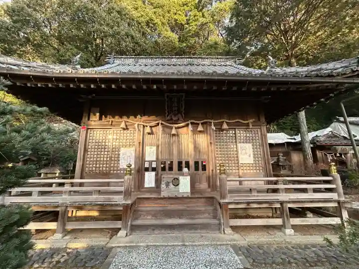 橿森神社の{uncategorized: "未分類", other: "その他", undefined: "問題あり", building: "その他建物", grave: "お墓", sacred_gate: "鳥居", guardian: "狛犬", statue: "像", buddha: "仏像", history: "歴史", nature: "自然", garden: "庭園", animal: "動物", pagoda: "塔", temizu: "手水舎", mountain_gate: "山門・神門", sanctuary: "本殿・本堂", subordinate: "末社・摂社", art: "芸術", scenery: "景色", jizo: "地蔵", ema: "絵馬", goshuin: "御朱印", omikuji: "おみくじ", items: "授与品その他", amulet: "お守り", goshuincho: "御朱印帳", eats: "食事", festival: "お祭り", votive_dance: "神楽", shichigosan: "七五三参", wedding: "結婚式", experience: "体験その他", initially: "初詣", around: "周辺", anti_infection: "感染症対策"}