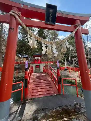 滝上神社の{uncategorized: "未分類", other: "その他", undefined: "問題あり", building: "その他建物", grave: "お墓", sacred_gate: "鳥居", guardian: "狛犬", statue: "像", buddha: "仏像", history: "歴史", nature: "自然", garden: "庭園", animal: "動物", pagoda: "塔", temizu: "手水舎", mountain_gate: "山門・神門", sanctuary: "本殿・本堂", subordinate: "末社・摂社", art: "芸術", scenery: "景色", jizo: "地蔵", ema: "絵馬", goshuin: "御朱印", omikuji: "おみくじ", items: "授与品その他", amulet: "お守り", goshuincho: "御朱印帳", eats: "食事", festival: "お祭り", votive_dance: "神楽", shichigosan: "七五三参", wedding: "結婚式", experience: "体験その他", initially: "初詣", around: "周辺", anti_infection: "感染症対策"}