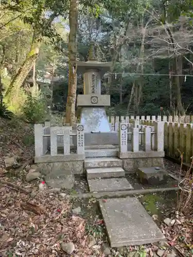 大本山七宝瀧寺の{uncategorized: "未分類", other: "その他", undefined: "問題あり", building: "その他建物", grave: "お墓", sacred_gate: "鳥居", guardian: "狛犬", statue: "像", buddha: "仏像", history: "歴史", nature: "自然", garden: "庭園", animal: "動物", pagoda: "塔", temizu: "手水舎", mountain_gate: "山門・神門", sanctuary: "本殿・本堂", subordinate: "末社・摂社", art: "芸術", scenery: "景色", jizo: "地蔵", ema: "絵馬", goshuin: "御朱印", omikuji: "おみくじ", items: "授与品その他", amulet: "お守り", goshuincho: "御朱印帳", eats: "食事", festival: "お祭り", votive_dance: "神楽", shichigosan: "七五三参", wedding: "結婚式", experience: "体験その他", initially: "初詣", around: "周辺", anti_infection: "感染症対策"}