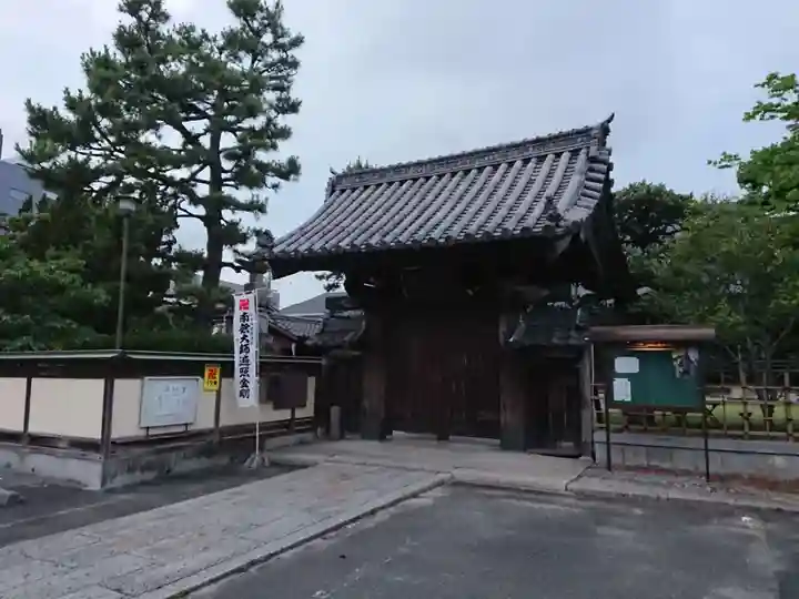 光照院の山門・神門