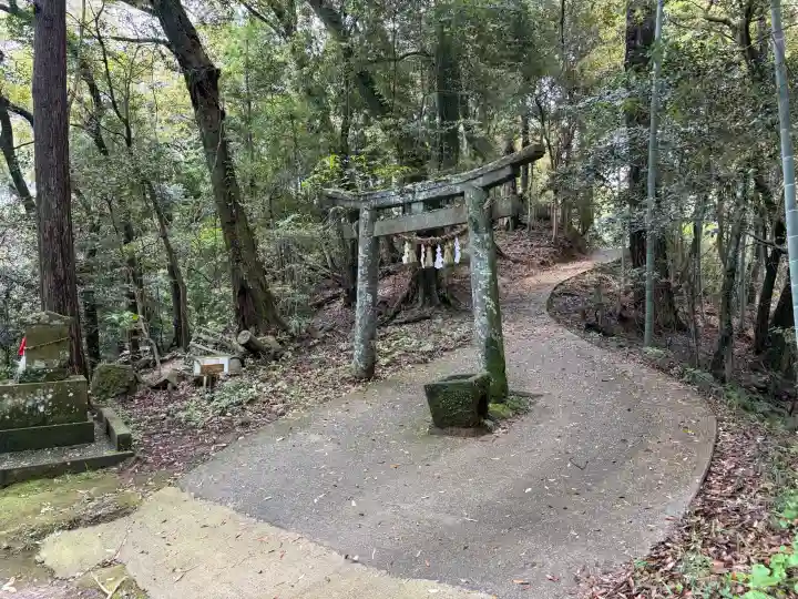 日吉神社の{uncategorized: "未分類", other: "その他", undefined: "問題あり", building: "その他建物", grave: "お墓", sacred_gate: "鳥居", guardian: "狛犬", statue: "像", buddha: "仏像", history: "歴史", nature: "自然", garden: "庭園", animal: "動物", pagoda: "塔", temizu: "手水舎", mountain_gate: "山門・神門", sanctuary: "本殿・本堂", subordinate: "末社・摂社", art: "芸術", scenery: "景色", jizo: "地蔵", ema: "絵馬", goshuin: "御朱印", omikuji: "おみくじ", items: "授与品その他", amulet: "お守り", goshuincho: "御朱印帳", eats: "食事", festival: "お祭り", votive_dance: "神楽", shichigosan: "七五三参", wedding: "結婚式", experience: "体験その他", initially: "初詣", around: "周辺", anti_infection: "感染症対策"}