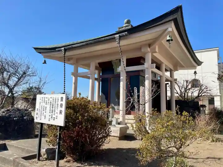 同聚院の{uncategorized: "未分類", other: "その他", undefined: "問題あり", building: "その他建物", grave: "お墓", sacred_gate: "鳥居", guardian: "狛犬", statue: "像", buddha: "仏像", history: "歴史", nature: "自然", garden: "庭園", animal: "動物", pagoda: "塔", temizu: "手水舎", mountain_gate: "山門・神門", sanctuary: "本殿・本堂", subordinate: "末社・摂社", art: "芸術", scenery: "景色", jizo: "地蔵", ema: "絵馬", goshuin: "御朱印", omikuji: "おみくじ", items: "授与品その他", amulet: "お守り", goshuincho: "御朱印帳", eats: "食事", festival: "お祭り", votive_dance: "神楽", shichigosan: "七五三参", wedding: "結婚式", experience: "体験その他", initially: "初詣", around: "周辺", anti_infection: "感染症対策"}