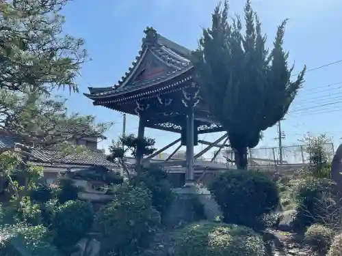 徳善寺の{uncategorized: "未分類", other: "その他", undefined: "問題あり", building: "その他建物", grave: "お墓", sacred_gate: "鳥居", guardian: "狛犬", statue: "像", buddha: "仏像", history: "歴史", nature: "自然", garden: "庭園", animal: "動物", pagoda: "塔", temizu: "手水舎", mountain_gate: "山門・神門", sanctuary: "本殿・本堂", subordinate: "末社・摂社", art: "芸術", scenery: "景色", jizo: "地蔵", ema: "絵馬", goshuin: "御朱印", omikuji: "おみくじ", items: "授与品その他", amulet: "お守り", goshuincho: "御朱印帳", eats: "食事", festival: "お祭り", votive_dance: "神楽", shichigosan: "七五三参", wedding: "結婚式", experience: "体験その他", initially: "初詣", around: "周辺", anti_infection: "感染症対策"}
