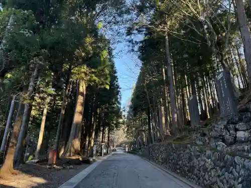 三峯神社の{uncategorized: "未分類", other: "その他", undefined: "問題あり", building: "その他建物", grave: "お墓", sacred_gate: "鳥居", guardian: "狛犬", statue: "像", buddha: "仏像", history: "歴史", nature: "自然", garden: "庭園", animal: "動物", pagoda: "塔", temizu: "手水舎", mountain_gate: "山門・神門", sanctuary: "本殿・本堂", subordinate: "末社・摂社", art: "芸術", scenery: "景色", jizo: "地蔵", ema: "絵馬", goshuin: "御朱印", omikuji: "おみくじ", items: "授与品その他", amulet: "お守り", goshuincho: "御朱印帳", eats: "食事", festival: "お祭り", votive_dance: "神楽", shichigosan: "七五三参", wedding: "結婚式", experience: "体験その他", initially: "初詣", around: "周辺", anti_infection: "感染症対策"}