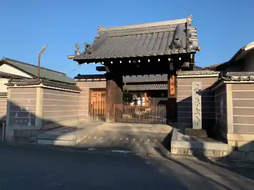 専念寺の山門