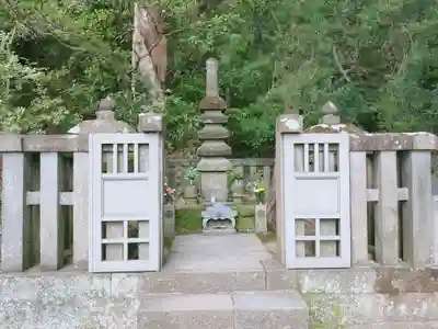 法華堂跡（源頼朝墓・北条義時墓）(神奈川県)