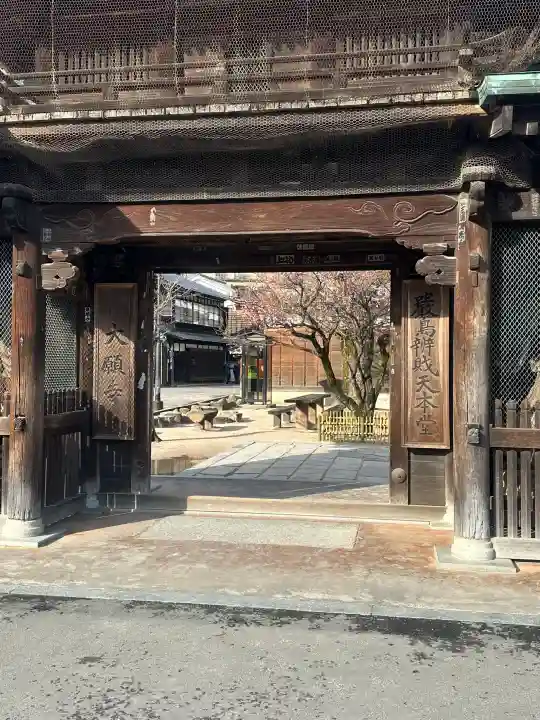 大願寺の{uncategorized: "未分類", other: "その他", undefined: "問題あり", building: "その他建物", grave: "お墓", sacred_gate: "鳥居", guardian: "狛犬", statue: "像", buddha: "仏像", history: "歴史", nature: "自然", garden: "庭園", animal: "動物", pagoda: "塔", temizu: "手水舎", mountain_gate: "山門・神門", sanctuary: "本殿・本堂", subordinate: "末社・摂社", art: "芸術", scenery: "景色", jizo: "地蔵", ema: "絵馬", goshuin: "御朱印", omikuji: "おみくじ", items: "授与品その他", amulet: "お守り", goshuincho: "御朱印帳", eats: "食事", festival: "お祭り", votive_dance: "神楽", shichigosan: "七五三参", wedding: "結婚式", experience: "体験その他", initially: "初詣", around: "周辺", anti_infection: "感染症対策"}