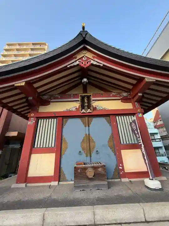 本社三島神社の{uncategorized: "未分類", other: "その他", undefined: "問題あり", building: "その他建物", grave: "お墓", sacred_gate: "鳥居", guardian: "狛犬", statue: "像", buddha: "仏像", history: "歴史", nature: "自然", garden: "庭園", animal: "動物", pagoda: "塔", temizu: "手水舎", mountain_gate: "山門・神門", sanctuary: "本殿・本堂", subordinate: "末社・摂社", art: "芸術", scenery: "景色", jizo: "地蔵", ema: "絵馬", goshuin: "御朱印", omikuji: "おみくじ", items: "授与品その他", amulet: "お守り", goshuincho: "御朱印帳", eats: "食事", festival: "お祭り", votive_dance: "神楽", shichigosan: "七五三参", wedding: "結婚式", experience: "体験その他", initially: "初詣", around: "周辺", anti_infection: "感染症対策"}