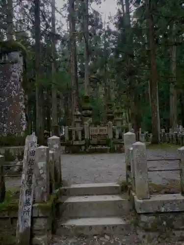 高野山金剛峯寺奥の院の{uncategorized: "未分類", other: "その他", undefined: "問題あり", building: "その他建物", grave: "お墓", sacred_gate: "鳥居", guardian: "狛犬", statue: "像", buddha: "仏像", history: "歴史", nature: "自然", garden: "庭園", animal: "動物", pagoda: "塔", temizu: "手水舎", mountain_gate: "山門・神門", sanctuary: "本殿・本堂", subordinate: "末社・摂社", art: "芸術", scenery: "景色", jizo: "地蔵", ema: "絵馬", goshuin: "御朱印", omikuji: "おみくじ", items: "授与品その他", amulet: "お守り", goshuincho: "御朱印帳", eats: "食事", festival: "お祭り", votive_dance: "神楽", shichigosan: "七五三参", wedding: "結婚式", experience: "体験その他", initially: "初詣", around: "周辺", anti_infection: "感染症対策"}