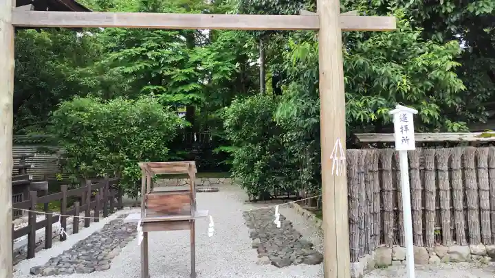 賀茂御祖神社(下鴨神社)の{uncategorized: "未分類", other: "その他", undefined: "問題あり", building: "その他建物", grave: "お墓", sacred_gate: "鳥居", guardian: "狛犬", statue: "像", buddha: "仏像", history: "歴史", nature: "自然", garden: "庭園", animal: "動物", pagoda: "塔", temizu: "手水舎", mountain_gate: "山門・神門", sanctuary: "本殿・本堂", subordinate: "末社・摂社", art: "芸術", scenery: "景色", jizo: "地蔵", ema: "絵馬", goshuin: "御朱印", omikuji: "おみくじ", items: "授与品その他", amulet: "お守り", goshuincho: "御朱印帳", eats: "食事", festival: "お祭り", votive_dance: "神楽", shichigosan: "七五三参", wedding: "結婚式", experience: "体験その他", initially: "初詣", around: "周辺", anti_infection: "感染症対策"}