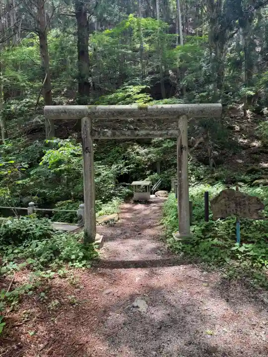 塩原八幡宮の{uncategorized: "未分類", other: "その他", undefined: "問題あり", building: "その他建物", grave: "お墓", sacred_gate: "鳥居", guardian: "狛犬", statue: "像", buddha: "仏像", history: "歴史", nature: "自然", garden: "庭園", animal: "動物", pagoda: "塔", temizu: "手水舎", mountain_gate: "山門・神門", sanctuary: "本殿・本堂", subordinate: "末社・摂社", art: "芸術", scenery: "景色", jizo: "地蔵", ema: "絵馬", goshuin: "御朱印", omikuji: "おみくじ", items: "授与品その他", amulet: "お守り", goshuincho: "御朱印帳", eats: "食事", festival: "お祭り", votive_dance: "神楽", shichigosan: "七五三参", wedding: "結婚式", experience: "体験その他", initially: "初詣", around: "周辺", anti_infection: "感染症対策"}