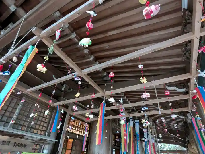 越中一宮 髙瀬神社の{uncategorized: "未分類", other: "その他", undefined: "問題あり", building: "その他建物", grave: "お墓", sacred_gate: "鳥居", guardian: "狛犬", statue: "像", buddha: "仏像", history: "歴史", nature: "自然", garden: "庭園", animal: "動物", pagoda: "塔", temizu: "手水舎", mountain_gate: "山門・神門", sanctuary: "本殿・本堂", subordinate: "末社・摂社", art: "芸術", scenery: "景色", jizo: "地蔵", ema: "絵馬", goshuin: "御朱印", omikuji: "おみくじ", items: "授与品その他", amulet: "お守り", goshuincho: "御朱印帳", eats: "食事", festival: "お祭り", votive_dance: "神楽", shichigosan: "七五三参", wedding: "結婚式", experience: "体験その他", initially: "初詣", around: "周辺", anti_infection: "感染症対策"}