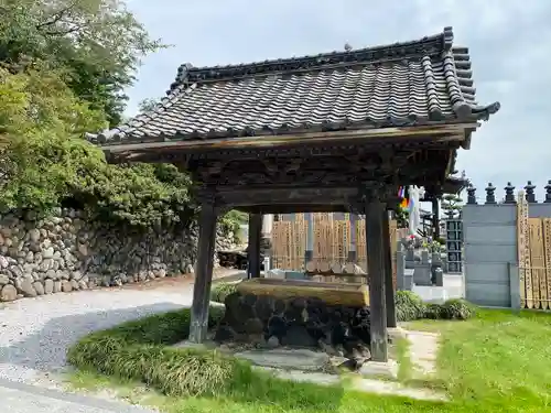 埼玉厄除け開運大師・龍泉寺（切り絵御朱印発祥の寺）の手水