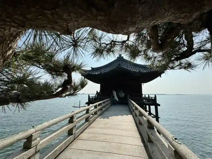 満月寺(浮御堂)の{uncategorized: "未分類", other: "その他", undefined: "問題あり", building: "その他建物", grave: "お墓", sacred_gate: "鳥居", guardian: "狛犬", statue: "像", buddha: "仏像", history: "歴史", nature: "自然", garden: "庭園", animal: "動物", pagoda: "塔", temizu: "手水舎", mountain_gate: "山門・神門", sanctuary: "本殿・本堂", subordinate: "末社・摂社", art: "芸術", scenery: "景色", jizo: "地蔵", ema: "絵馬", goshuin: "御朱印", omikuji: "おみくじ", items: "授与品その他", amulet: "お守り", goshuincho: "御朱印帳", eats: "食事", festival: "お祭り", votive_dance: "神楽", shichigosan: "七五三参", wedding: "結婚式", experience: "体験その他", initially: "初詣", around: "周辺", anti_infection: "感染症対策"}
