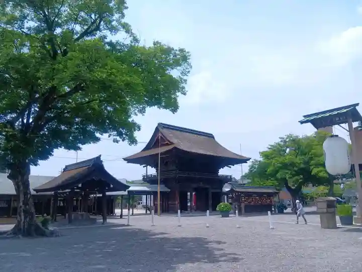 尾張大國霊神社(国府宮)の{uncategorized: "未分類", other: "その他", undefined: "問題あり", building: "その他建物", grave: "お墓", sacred_gate: "鳥居", guardian: "狛犬", statue: "像", buddha: "仏像", history: "歴史", nature: "自然", garden: "庭園", animal: "動物", pagoda: "塔", temizu: "手水舎", mountain_gate: "山門・神門", sanctuary: "本殿・本堂", subordinate: "末社・摂社", art: "芸術", scenery: "景色", jizo: "地蔵", ema: "絵馬", goshuin: "御朱印", omikuji: "おみくじ", items: "授与品その他", amulet: "お守り", goshuincho: "御朱印帳", eats: "食事", festival: "お祭り", votive_dance: "神楽", shichigosan: "七五三参", wedding: "結婚式", experience: "体験その他", initially: "初詣", around: "周辺", anti_infection: "感染症対策"}