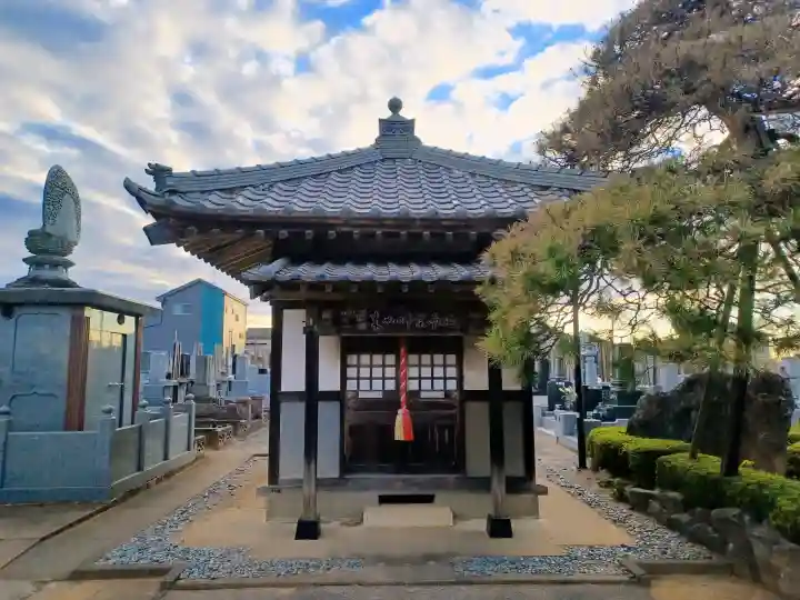 林昌寺の{uncategorized: "未分類", other: "その他", undefined: "問題あり", building: "その他建物", grave: "お墓", sacred_gate: "鳥居", guardian: "狛犬", statue: "像", buddha: "仏像", history: "歴史", nature: "自然", garden: "庭園", animal: "動物", pagoda: "塔", temizu: "手水舎", mountain_gate: "山門・神門", sanctuary: "本殿・本堂", subordinate: "末社・摂社", art: "芸術", scenery: "景色", jizo: "地蔵", ema: "絵馬", goshuin: "御朱印", omikuji: "おみくじ", items: "授与品その他", amulet: "お守り", goshuincho: "御朱印帳", eats: "食事", festival: "お祭り", votive_dance: "神楽", shichigosan: "七五三参", wedding: "結婚式", experience: "体験その他", initially: "初詣", around: "周辺", anti_infection: "感染症対策"}