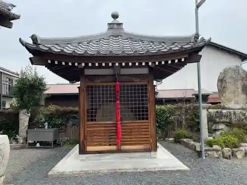 栄林寺の{uncategorized: "未分類", other: "その他", undefined: "問題あり", building: "その他建物", grave: "お墓", sacred_gate: "鳥居", guardian: "狛犬", statue: "像", buddha: "仏像", history: "歴史", nature: "自然", garden: "庭園", animal: "動物", pagoda: "塔", temizu: "手水舎", mountain_gate: "山門・神門", sanctuary: "本殿・本堂", subordinate: "末社・摂社", art: "芸術", scenery: "景色", jizo: "地蔵", ema: "絵馬", goshuin: "御朱印", omikuji: "おみくじ", items: "授与品その他", amulet: "お守り", goshuincho: "御朱印帳", eats: "食事", festival: "お祭り", votive_dance: "神楽", shichigosan: "七五三参", wedding: "結婚式", experience: "体験その他", initially: "初詣", around: "周辺", anti_infection: "感染症対策"}