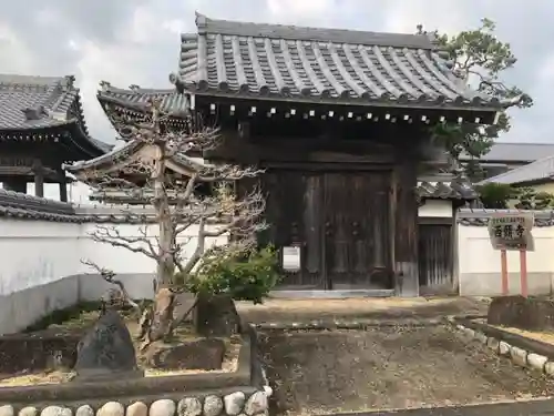 西願寺の山門