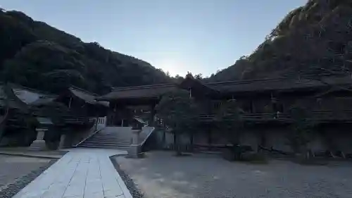 美保神社の{uncategorized: "未分類", other: "その他", undefined: "問題あり", building: "その他建物", grave: "お墓", sacred_gate: "鳥居", guardian: "狛犬", statue: "像", buddha: "仏像", history: "歴史", nature: "自然", garden: "庭園", animal: "動物", pagoda: "塔", temizu: "手水舎", mountain_gate: "山門・神門", sanctuary: "本殿・本堂", subordinate: "末社・摂社", art: "芸術", scenery: "景色", jizo: "地蔵", ema: "絵馬", goshuin: "御朱印", omikuji: "おみくじ", items: "授与品その他", amulet: "お守り", goshuincho: "御朱印帳", eats: "食事", festival: "お祭り", votive_dance: "神楽", shichigosan: "七五三参", wedding: "結婚式", experience: "体験その他", initially: "初詣", around: "周辺", anti_infection: "感染症対策"}